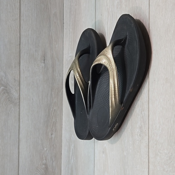 Oofos Women Thong Sandals Slide shoes 7 - Picture 1 of 12